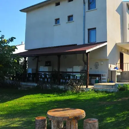 - Slavi بيت ضيافة *